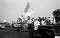 La foule afflue vers Alger, le 7 mars 1962, premier jour des pourparlers. Photo Gamma Rapho. Getty Images