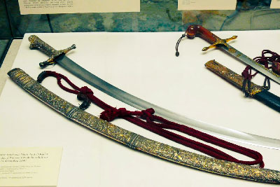 Le sabre remis par l’émir Abdelkader au duc d’Aumale lors de la reddition du 23 décembre 1847, actuellement exposé au musée de l’Armée, à Paris. © DR