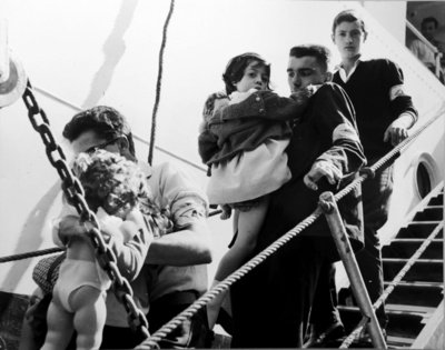 1962. En quelques mois, près de 2 millions de pieds-noirs quittent l'Algérie et s'installent en métropole. Photo Pierre DOMENECH